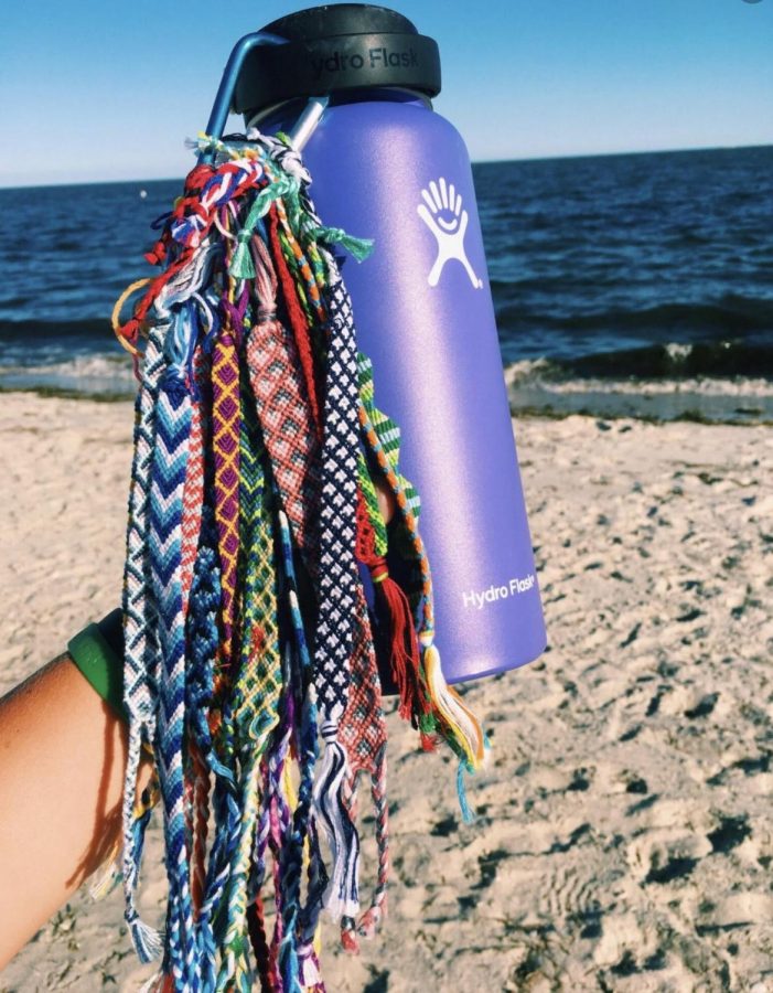 A Hydroflask with friendship bracelets attached.
Photo courtesy of Instagrammer @carolinenieto