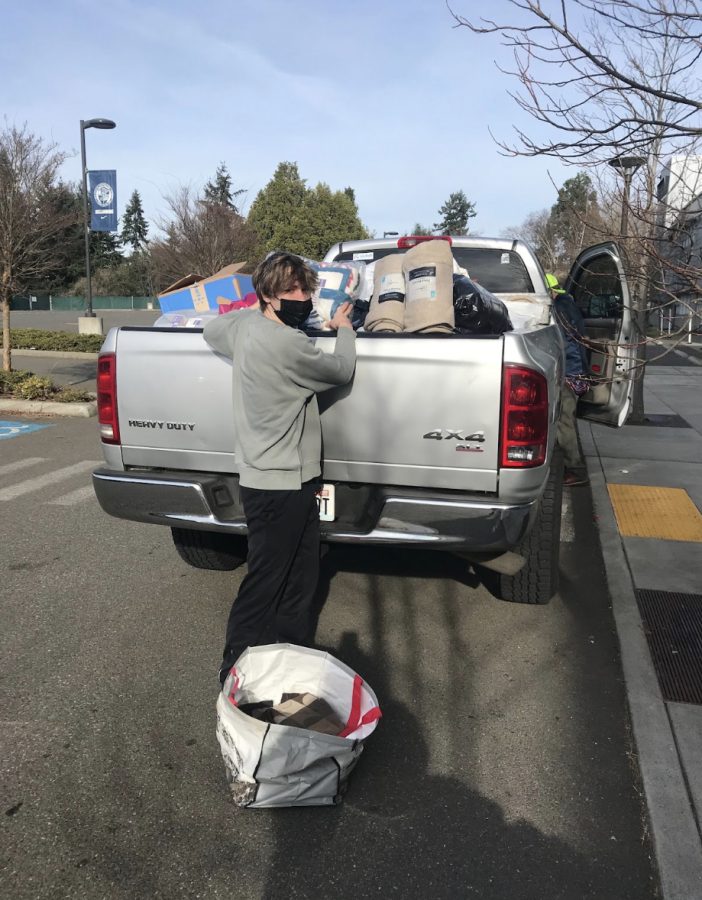 On Friday, Jan. 28, Bellarmine’s semester break, senior Ryan Hundven loads up the donated blankets in Leadership teacher Jim Dempsey’s truck

Photo courtesy of Jim Dempsey

