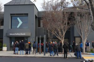 Customers hurry to withdraw loans at Silicon Valley Bank. 
