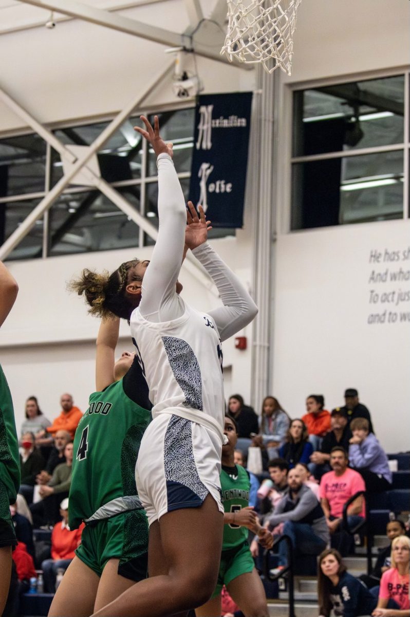 Varsity Girls' Basketball athlete, Kyla Frazier, playing against Kentwood. Photo courtesy of Alfonzo Amaranto